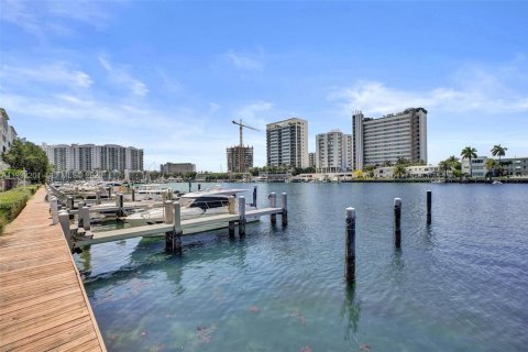 Снять в аренду кондоминиум в Норт-Бей-Виллидж, Флорида 4 спальни, 231.88м2, № 2057148 - фото 25