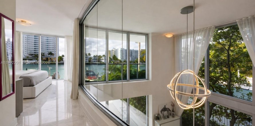 Кондоминиум с 4 спальнями в Норт-Бей-Виллидж, Флорида № 2057148