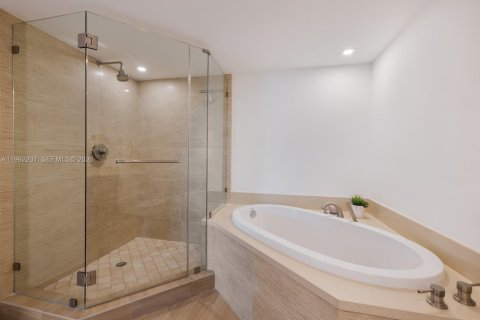 Снять в аренду кондоминиум в Норт-Бей-Виллидж, Флорида 4 спальни, 231.88м2, № 2057148 - фото 19