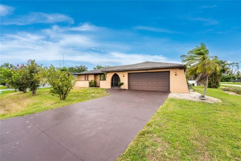 House in Port Charlotte, Florida 3 bedrooms, 187.66 sq.m. № 2132399 - photo 27