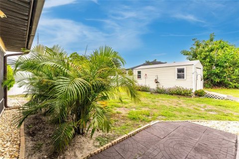 House in Port Charlotte, Florida 3 bedrooms, 187.66 sq.m. № 2132399 - photo 24