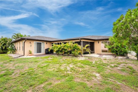 House in Port Charlotte, Florida 3 bedrooms, 187.66 sq.m. № 2132399 - photo 25