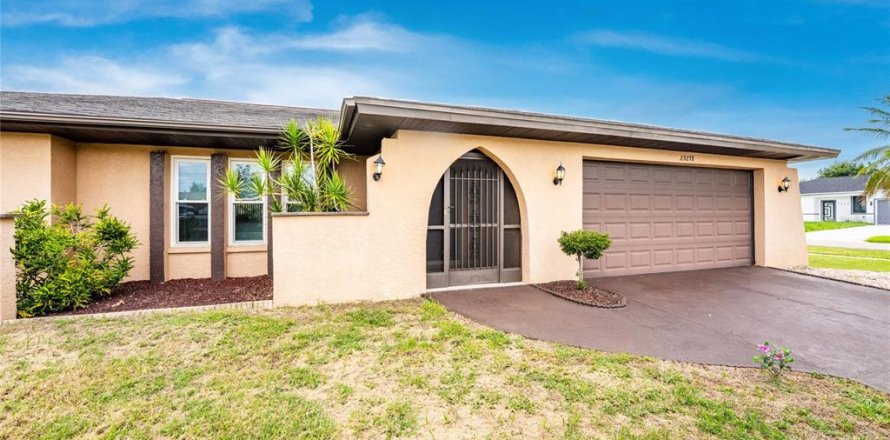 House in Port Charlotte, Florida 3 bedrooms, 187.66 sq.m. № 2132399
