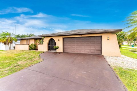 House in Port Charlotte, Florida 3 bedrooms, 187.66 sq.m. № 2132399 - photo 2