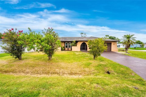 House in Port Charlotte, Florida 3 bedrooms, 187.66 sq.m. № 2132399 - photo 28