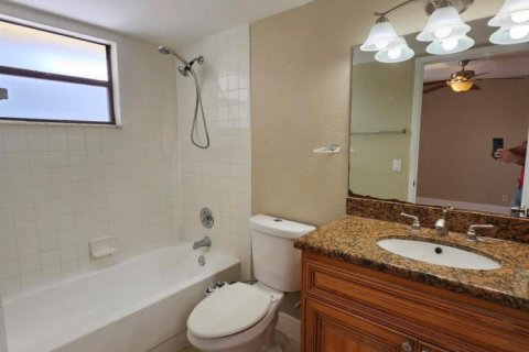 Снять в аренду кондоминиум в Уэст-Палм-Бич, Флорида 2 спальни, 83.98м2, № 1222612 - фото 1
