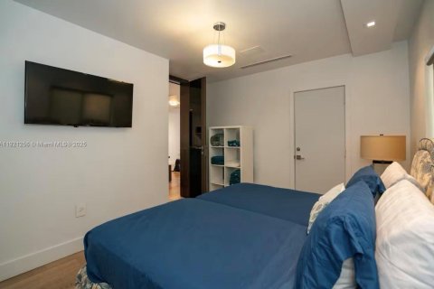 House in Miami, Florida 3 bedrooms, 192.4 sq.m. № 2039130 - photo 10