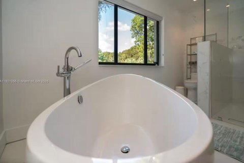 House in Miami, Florida 3 bedrooms, 192.4 sq.m. № 2039130 - photo 21