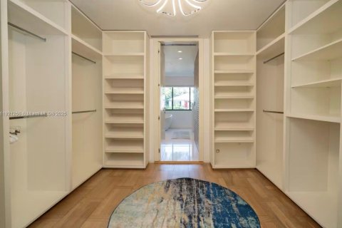 House in Miami, Florida 3 bedrooms, 192.4 sq.m. № 2039130 - photo 15