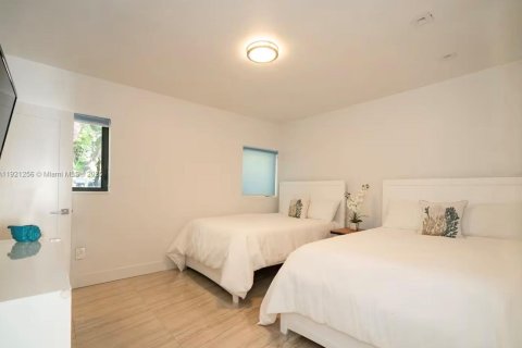 House in Miami, Florida 3 bedrooms, 192.4 sq.m. № 2039130 - photo 8