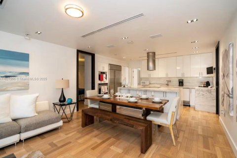 House in Miami, Florida 3 bedrooms, 192.4 sq.m. № 2039130 - photo 7