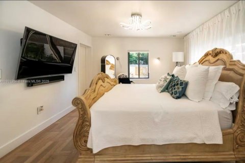 House in Miami, Florida 3 bedrooms, 192.4 sq.m. № 2039130 - photo 14