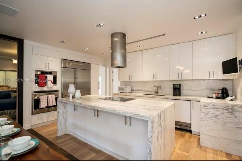 House in Miami, Florida 3 bedrooms, 192.4 sq.m. № 2039130 - photo 4