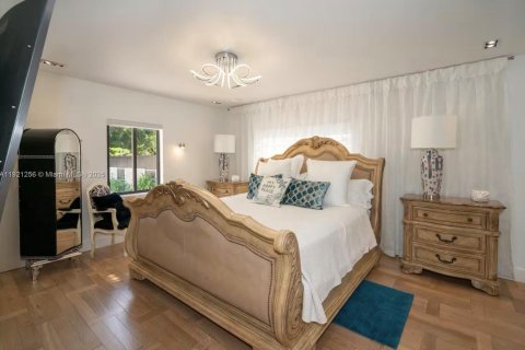 House in Miami, Florida 3 bedrooms, 192.4 sq.m. № 2039130 - photo 13