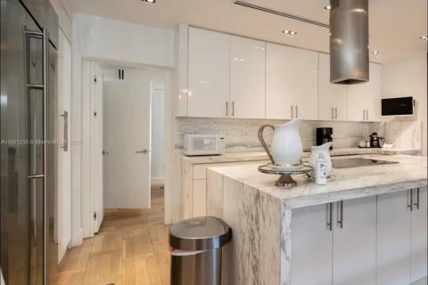 House in Miami, Florida 3 bedrooms, 192.4 sq.m. № 2039130 - photo 6