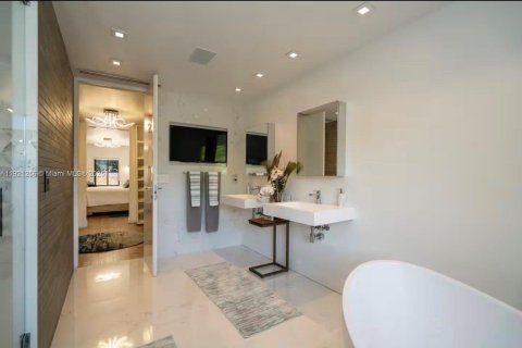 House in Miami, Florida 3 bedrooms, 192.4 sq.m. № 2039130 - photo 20