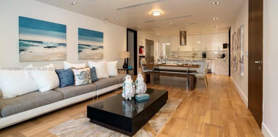 House in Miami, Florida 3 bedrooms, 192.4 sq.m. № 2039130