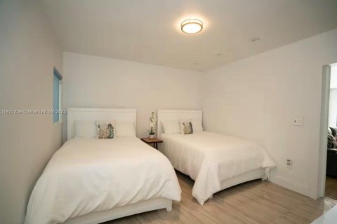 House in Miami, Florida 3 bedrooms, 192.4 sq.m. № 2039130 - photo 9