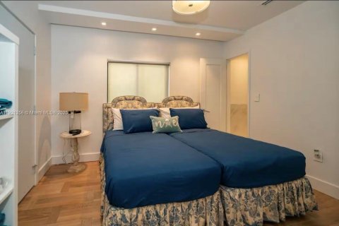 House in Miami, Florida 3 bedrooms, 192.4 sq.m. № 2039130 - photo 11