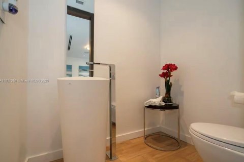 House in Miami, Florida 3 bedrooms, 192.4 sq.m. № 2039130 - photo 22