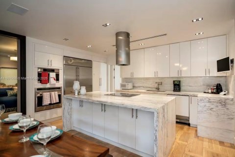 House in Miami, Florida 3 bedrooms, 192.4 sq.m. № 2039130 - photo 5