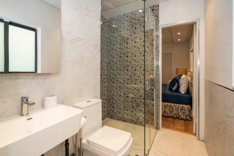 House in Miami, Florida 3 bedrooms, 192.4 sq.m. № 2039130 - photo 18