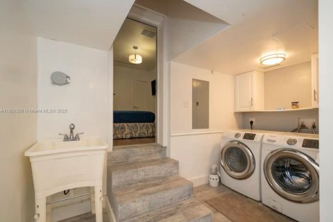 House in Miami, Florida 3 bedrooms, 192.4 sq.m. № 2039130 - photo 23