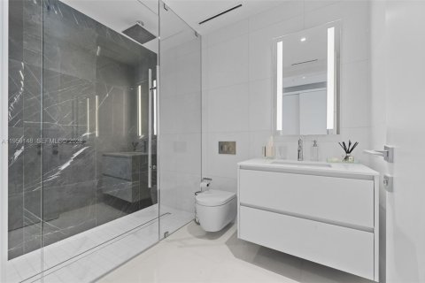 Condo in Miami, Florida, 5 bedrooms  № 2025068 - photo 26