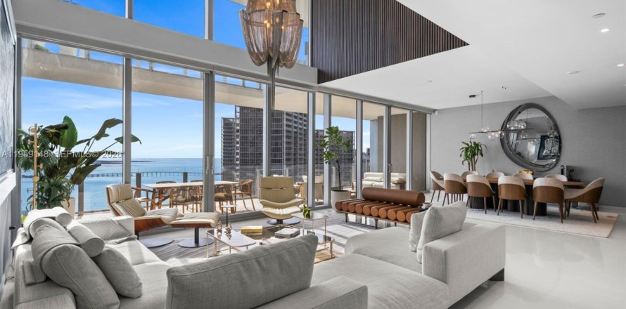 Condo in Miami, Florida, 5 bedrooms  № 2025068