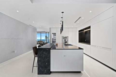 Condo in Miami, Florida, 5 bedrooms  № 2025068 - photo 10