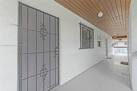 Condominio en venta en Hialeah, Florida, 2 dormitorios, 90.77 m2 № 1730493 - foto 9