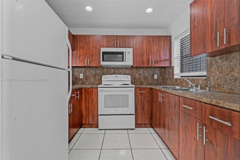 Condominio en venta en Hialeah, Florida, 2 dormitorios, 90.77 m2 № 1730493 - foto 17