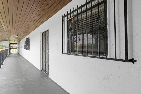 Condominio en venta en Hialeah, Florida, 2 dormitorios, 90.77 m2 № 1730493 - foto 11