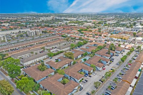 Condominio en venta en Hialeah, Florida, 2 dormitorios, 90.77 m2 № 1730493 - foto 5