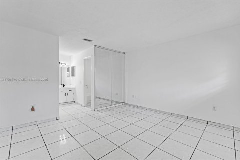 Condominio en venta en Hialeah, Florida, 2 dormitorios, 90.77 m2 № 1730493 - foto 18