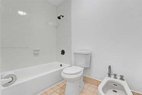 Condominio en venta en Hialeah, Florida, 2 dormitorios, 90.77 m2 № 1730493 - foto 14
