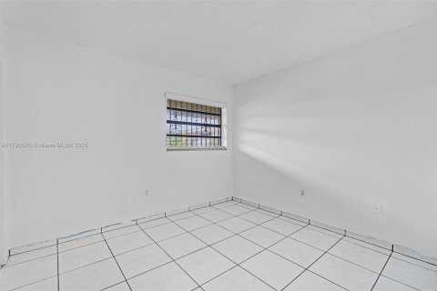 Condominio en venta en Hialeah, Florida, 2 dormitorios, 90.77 m2 № 1730493 - foto 16