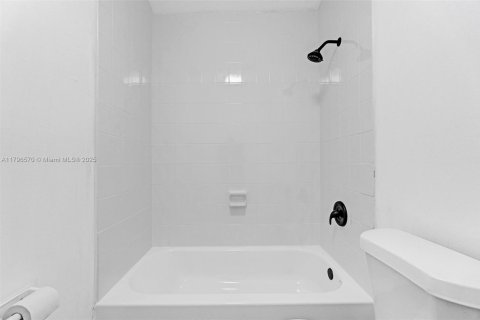 Condominio en venta en Hialeah, Florida, 2 dormitorios, 90.77 m2 № 1730493 - foto 24