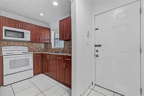 Condominio en venta en Hialeah, Florida, 2 dormitorios, 90.77 m2 № 1730493 - foto 10
