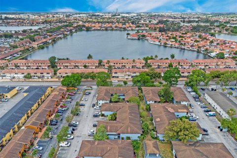 Condominio en venta en Hialeah, Florida, 2 dormitorios, 90.77 m2 № 1730493 - foto 25