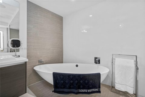Condo in Sunny Isles Beach, Florida, 3 bedrooms № 2076814 - photo 27