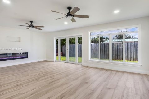 House in Fort Lauderdale, Florida 3 bedrooms, 180.04 sq.m. № 1951397 - photo 17