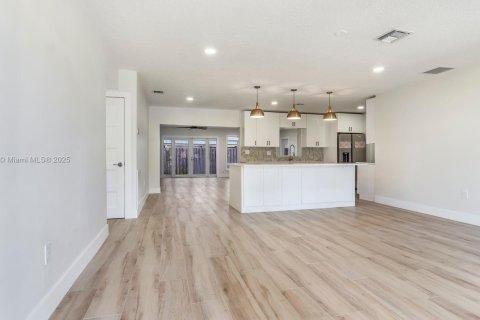 House in Fort Lauderdale, Florida 3 bedrooms, 180.04 sq.m. № 1951397 - photo 2