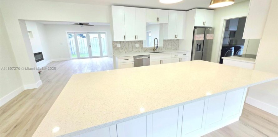 House in Fort Lauderdale, Florida 3 bedrooms, 180.04 sq.m. № 1951397