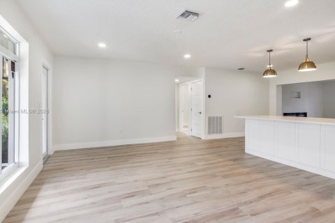 House in Fort Lauderdale, Florida 3 bedrooms, 180.04 sq.m. № 1951397 - photo 3