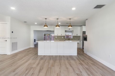 House in Fort Lauderdale, Florida 3 bedrooms, 180.04 sq.m. № 1951397 - photo 6