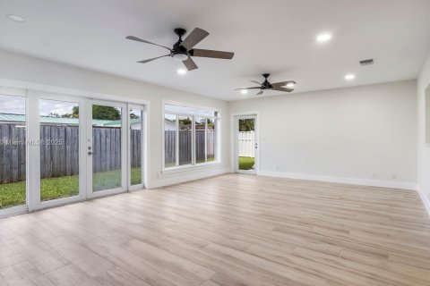 House in Fort Lauderdale, Florida 3 bedrooms, 180.04 sq.m. № 1951397 - photo 15