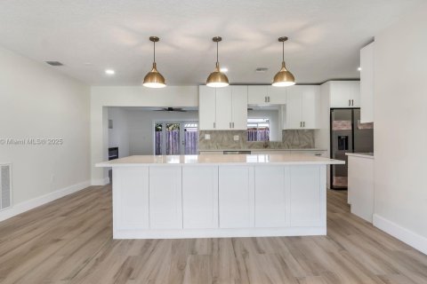 House in Fort Lauderdale, Florida 3 bedrooms, 180.04 sq.m. № 1951397 - photo 7