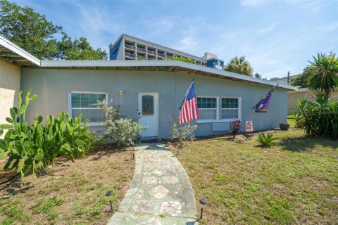 House in Cocoa Beach, Florida 2 bedrooms, 140.38 sq.m. № 1829100 - photo 1