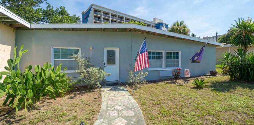 House in Cocoa Beach, Florida 2 bedrooms, 140.38 sq.m. № 1829100